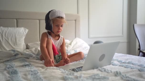 Copil Pălărie Amuzant Vizionarea Video Laptop Ședință Canapea Domiciliu Micuța — Videoclip de stoc