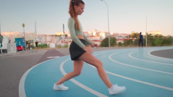 Mujer Fitness 20S Ropa Deportiva Haciendo Embestidas Estirando Las Piernas — Vídeos de Stock