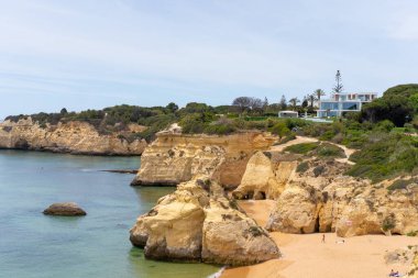 Uçurumla Atlantik Okyanusu manzarası. Portekiz 'deki Atlantik Kıyısı manzarası, Cabo da Roca. Yaz günü. Deniz kenarında. Kıyı şeridi. Güzel manzara