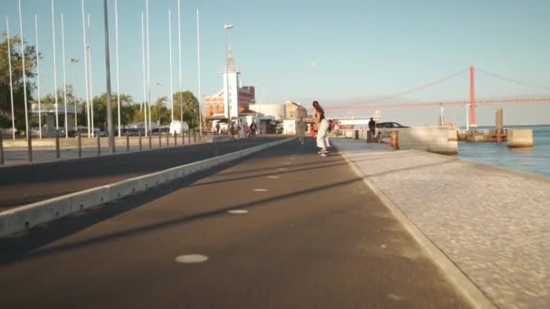 Sledování Záběru Mladé Ženy Sportovním Oblečení Důvěrně Běžící Nábřeží Moře — Stock video