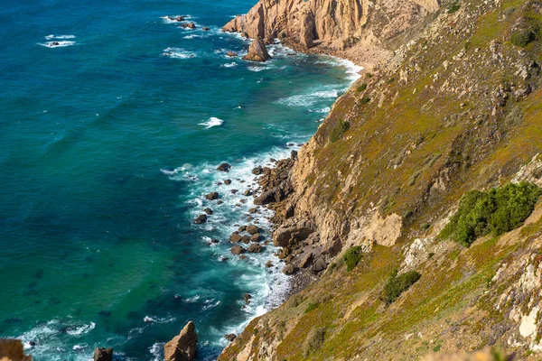 崖と大西洋の海の景色 ポルトガル ロカでの大西洋岸の眺め 夏の日 海辺だ 海岸線だ 美しい風景 — ストック写真
