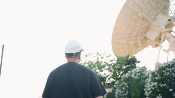 Інженер Дивиться Землю Астрономічного Радіотелескопа Радіотелескопи Використовуються Науці Космічних Спостережень — стокове відео