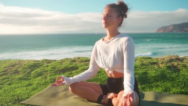 Mulher Ioga Pratica Ioga Medita Posição Lótus Mar Praia Menina — Vídeo de Stock
