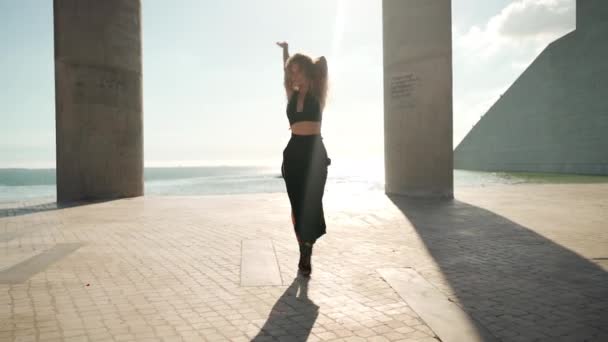 Mujer Moda Con Pelo Rizado Vestida Negro Bailando Fuera Bailarina — Vídeos de Stock