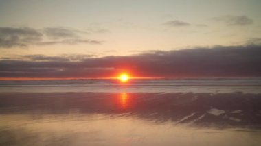 Güneş yumuşak okyanus dalgalarının sularına batarken, altın cennet gibi Atlantik Okyanusu 'nda gün batımı. Muhteşem günbatımı manzarası. İnanılmaz doğal manzara dramatik bulut gökyüzü