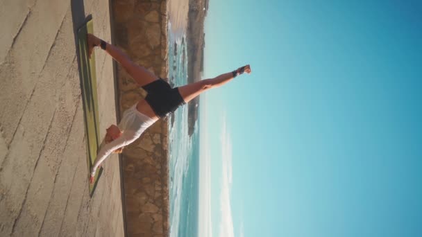 Yoga Übungen Mit Meerblick Hintergrund Kaukasisch Fitte Frau Beim Yoga — Stockvideo