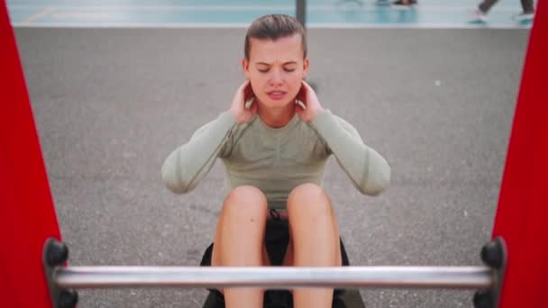 Sit Ups Oefeningen Actieve Fitte Sportieve Vrouw Die Oppas Doet — Stockvideo