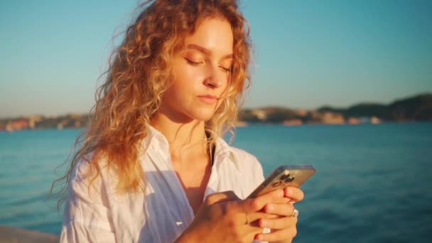 Portre Pozitif Neşeli Kız Akıllı Telefon Görüntüsü Cihaz Ekranı Sosyal — Stok video
