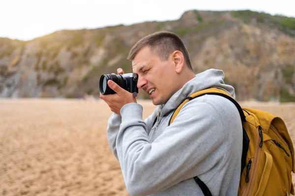 Traveler Photographer Takes Photo Beautiful Seascape Landscape Professional Camera Man — Stock Photo, Image