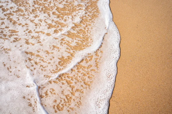 Weiche Schöne Meereswogen Sandstrand Hintergrund Türkise Farbe Meerblick Mit Kopierraum Stockbild