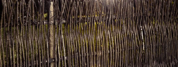 Sfondo Marrone Scuro Dal Cortile Elementi Una Vecchia Recinzione Legno — Foto Stock