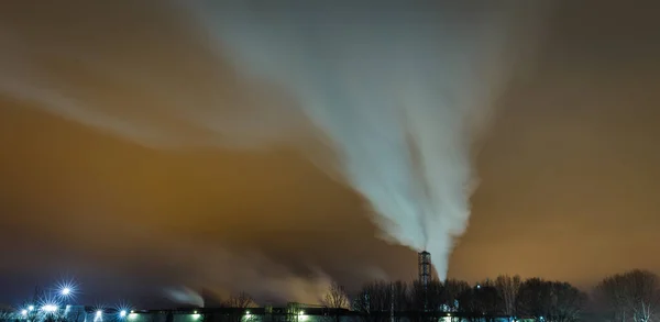 煙突から煙や排気ガスと産業施設の上の夜の空 大気汚染 — ストック写真