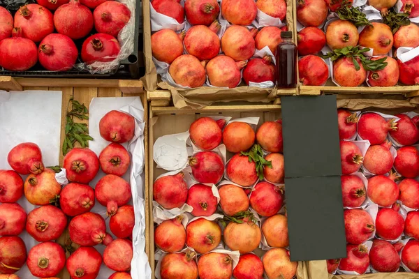 Moget Granatäpple Låda Högkvalitativt Foto — Stockfoto