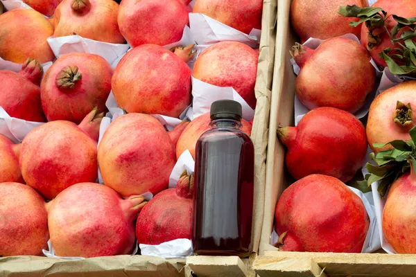 Suco Romã Recentemente Espremido Uma Garrafa Plástico Caixas Com Romãs — Fotografia de Stock