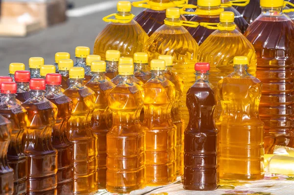 Bottiglie Olio Vegetale Girasole Biologico Sono Sul Tavolo Durante Fiera Fotografia Stock
