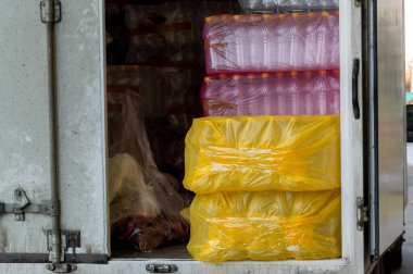 Bir kamyonun arkasında boş plastik şişe ambalajı. Yüksek kalite fotoğraf