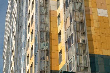 Modern bir konut binasının cephesi. Seçici odak