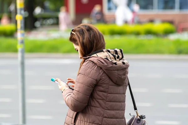 São Petersburgo Rússia Setembro 2021 Uma Jovem Mulher Olha Para — Fotografia de Stock