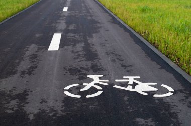 Asfaltta bisiklet yolu tabelası. Seçici odak