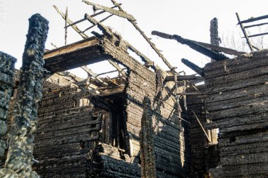 Güçlü bir yangından sonra ahşap ev. Seçici odak