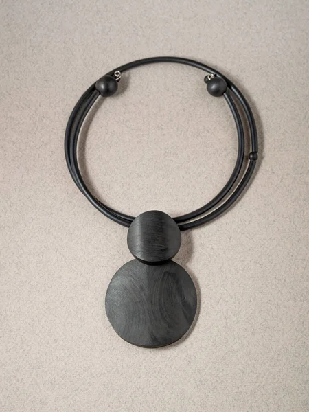 Gri bir arka planda jet kolye. Yüksek kalite fotoğraf