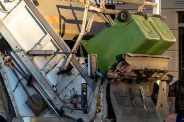 Çöp kamyonuna çöp yüklemek. Yüksek kalite fotoğraf