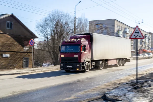 Petrozavodsk Rusia Abril 2021 Camión Carretera Desenfoque Movimiento —  Fotos de Stock