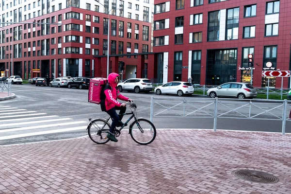 San Pietroburgo Russia Novembre 2021 Uomo Consegna Cibo Bicicletta Sfocatura — Foto Stock