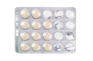 Beyaz arka planda yarısı boş haplarla su toplamış.