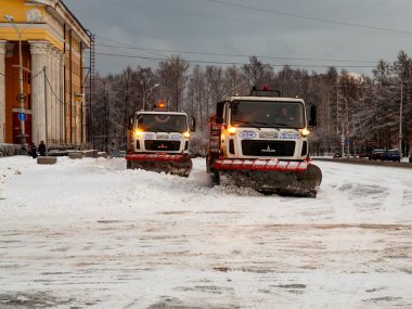 Petrozavodsk, Rusya - 16 Aralık 2019. Kar temizleme makineleri. Hareket bulanıklığı