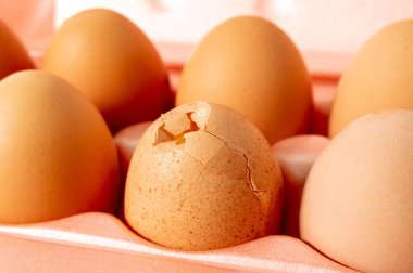 Pakette kırılmış bir yumurta.