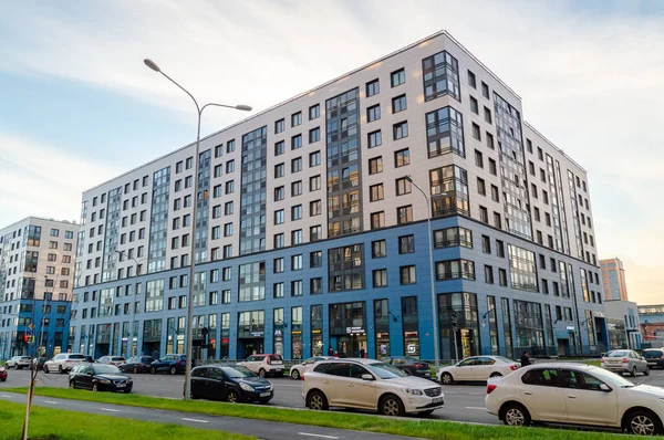 Nuevo edificio residencial de varios pisos con fachadas de colores — Foto de Stock