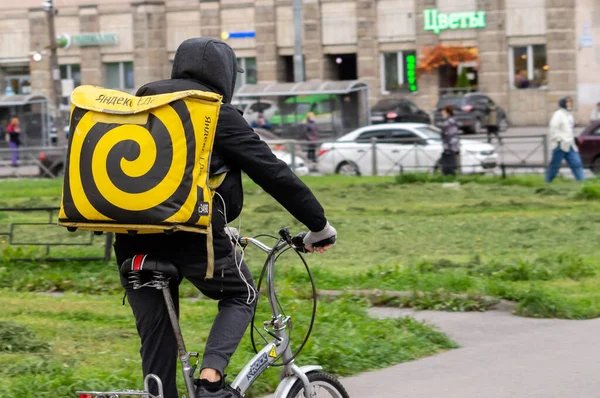 Corriere consegna di cibo in bicicletta Immagine Stock