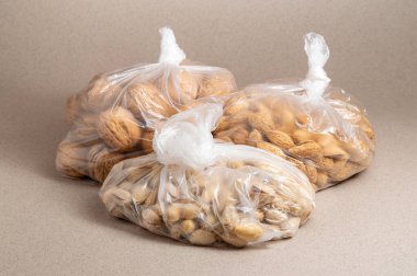 Tek kullanımlık plastik torbalarda farklı fındıklar.