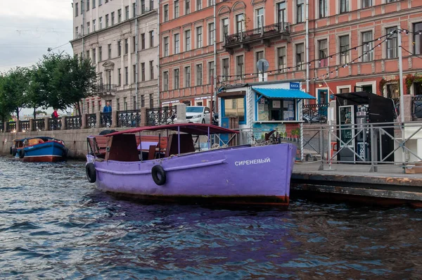 Boat for walks on the canals of St. Petersburg — Stockfoto