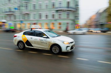 Saint Petersburg, Rusya - 14 Aralık 2021 taksi şehir caddesinde. Hareket bulanıklığı. Seçici odak