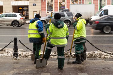 Saint Petersburg, Rusya - 14 Aralık 2021. Kışın kürekli kapıcılar Nevsky Prospekt