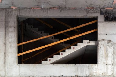 Tamamlanmamış çok katlı ev. Merdivenler arasında. Yüksek kalite fotoğraf