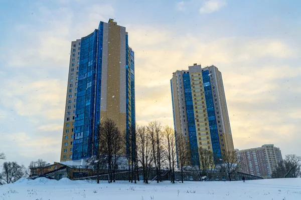 Paisaje urbano de invierno con edificios de gran altura sobre el telón de fondo de la puesta del sol — Foto de Stock