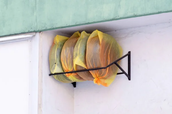 Arabanın lastikleri balkondaki bir rafta duruyor.