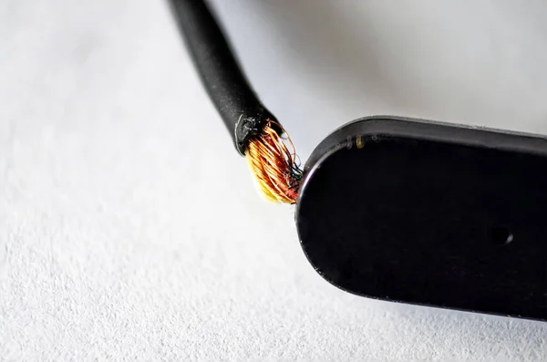 Yırtık bir kablo ile ince bir bakır makro fotoğraf