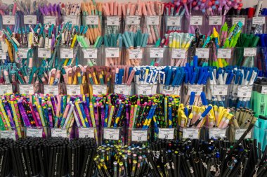 Kırtasiyedeki kalemler ve kalemler.