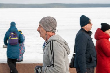 Bir adam setin yanında koşuyor.