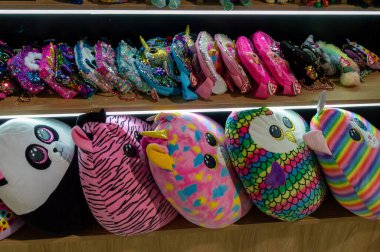 Komik oyuncak yastıklar ve çocuk çantaları.