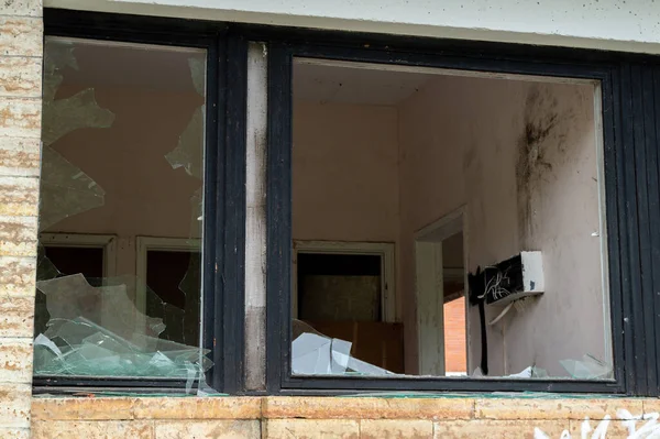 Broken windows of an abandoned building — Stock Photo, Image