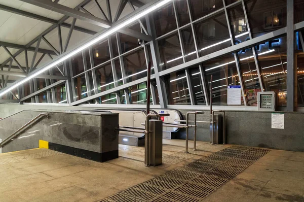 Escaleras mecánicas en el paso subterráneo y la entrada a la estación de metro —  Fotos de Stock