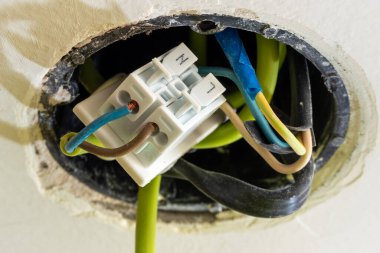 Tavanda avize için kablolar olan bir delik.