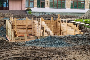 Ahşap kaplama beton merdiven döşemeye hazır. Yüksek kalite fotoğraf
