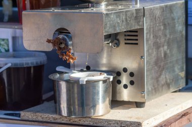 Tohumlardan yağ çıkarmak için bir cihaz. Yüksek kalite fotoğraf