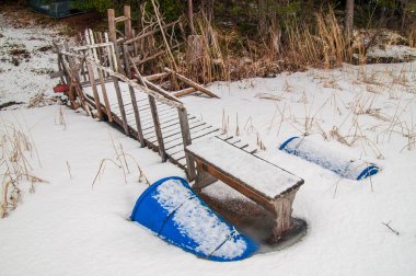 Kışın göl kıyısındaki eski rıhtım. Yüksek kalite fotoğraf